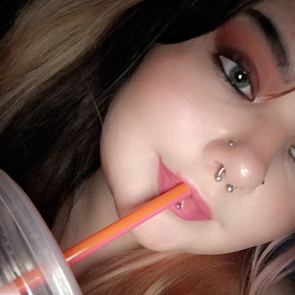 Profile Picture of Hailey Grant (@mariexoxx) on Poshmark