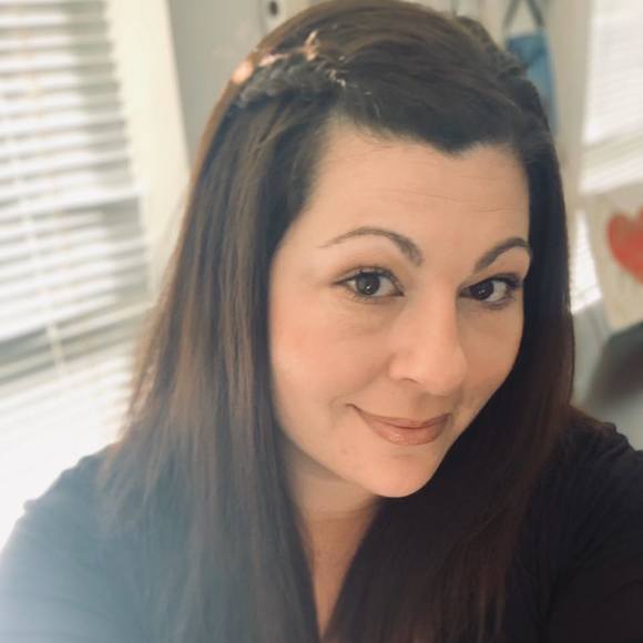 Profile Picture of Jamie Weaver (@jamiew125) on Poshmark