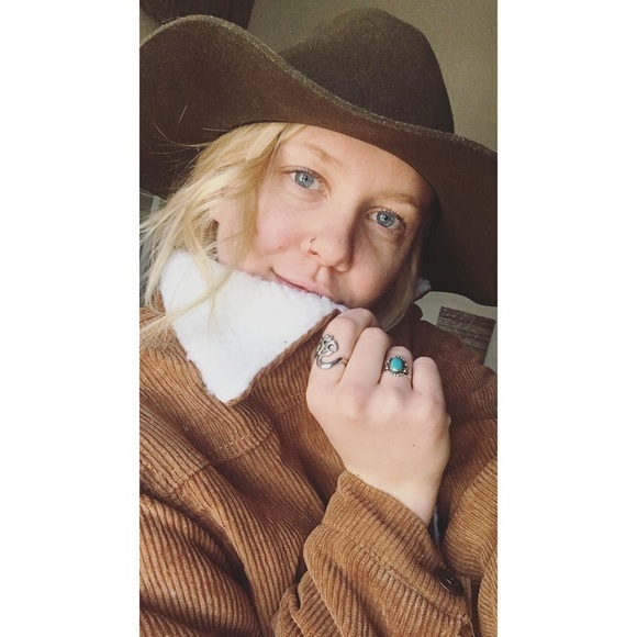 Profile Picture of Snow Patchett (@snowpatch) on Poshmark