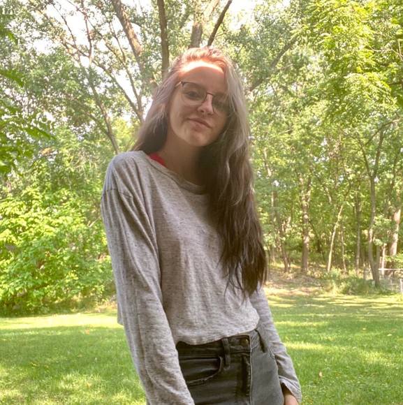 Profile Picture of Lizzi Singelyn (@lizzi11) on Poshmark