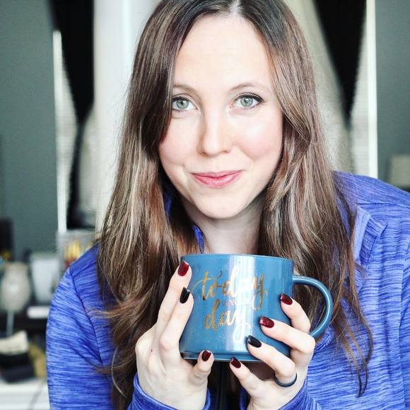 Profile Picture of Amanda Hamm (@alphachick17) on Poshmark