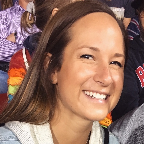 Profile Picture of Lauren Rutkowski (@laurenrutkow) on Poshmark