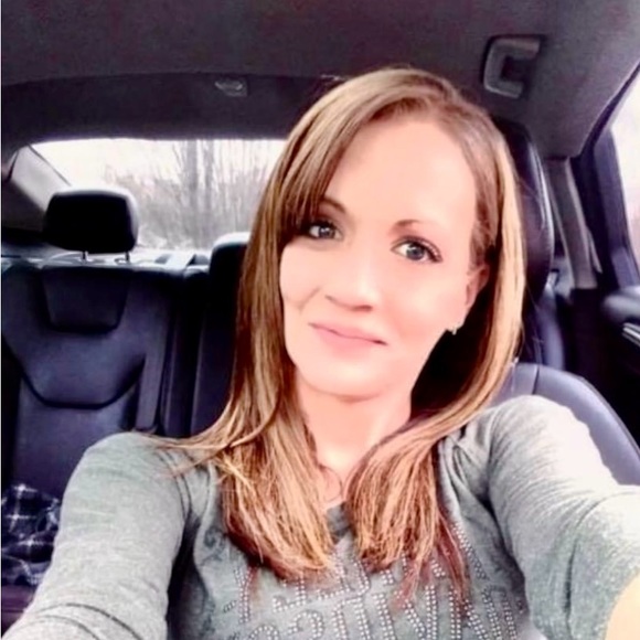 Profile Picture of Nicole Boyne (@msnikkiky) on Poshmark