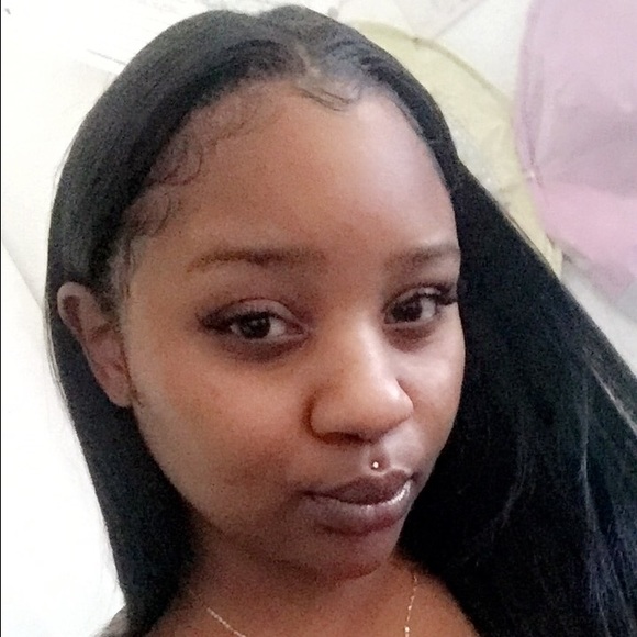 Profile Picture of Greisha Burks (@laymoni94) on Poshmark