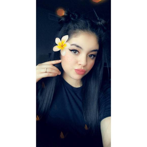 Profile Picture of Ariana Erives (@arianaerives) on Poshmark