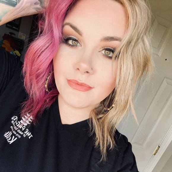Profile Picture of Kelli Wise-little (@kellilittle) on Poshmark