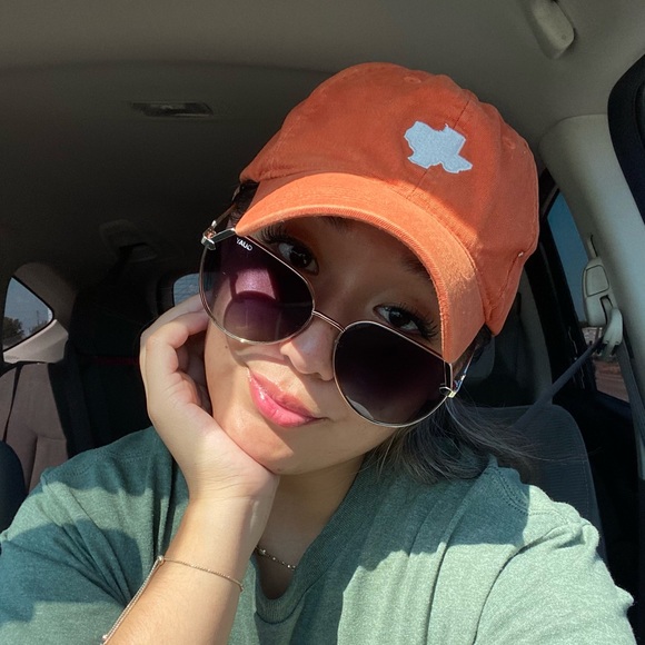 Profile Picture of Yolanda Moreno (@prettyandlitty) on Poshmark