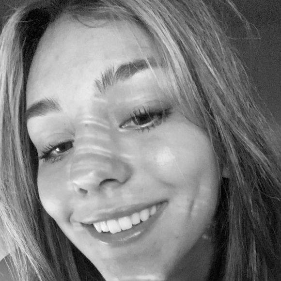 Profile Picture of Melissa Hentrich (@melissahentrich) on Poshmark