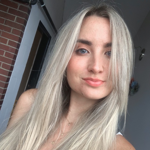 Profile Picture of Sara Demello (@sara_demello) on Poshmark