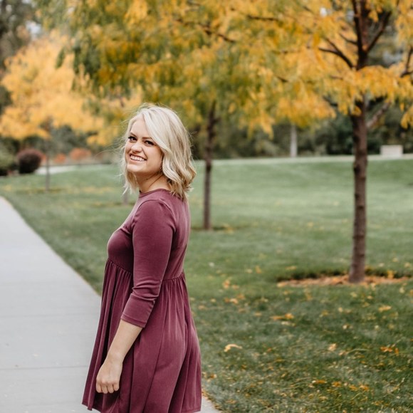 Profile Picture of Amelia Newton (@amelianewton) on Poshmark