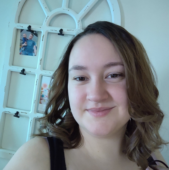 Profile Picture of Ashlie Osterhout (@aosterhout08) on Poshmark