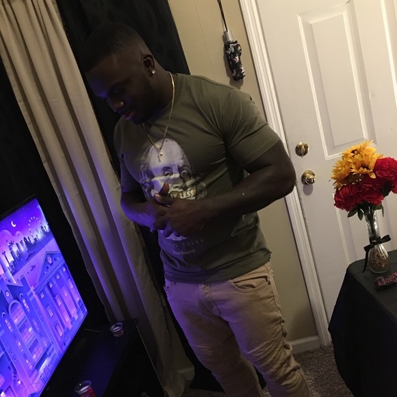 Daryl Robinson - Poshmark Profile Picture of Daryl Robinson (@drob0524) on Poshmark