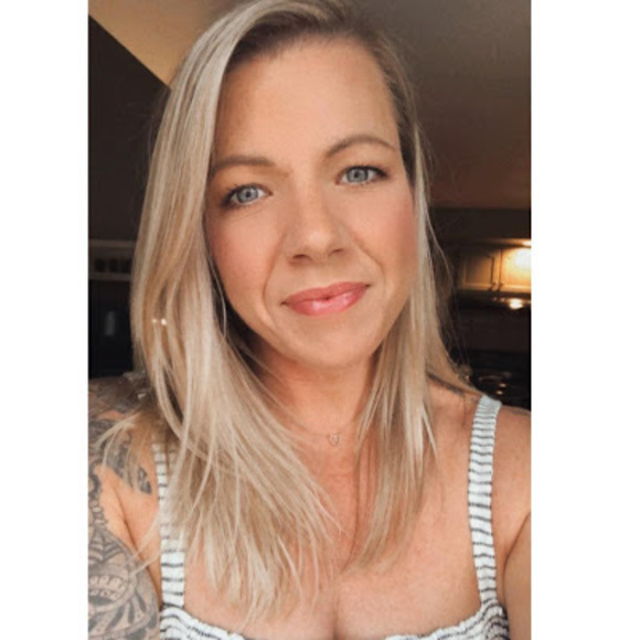 Profile Picture of Beth Dickert (@bethdickert) on Poshmark