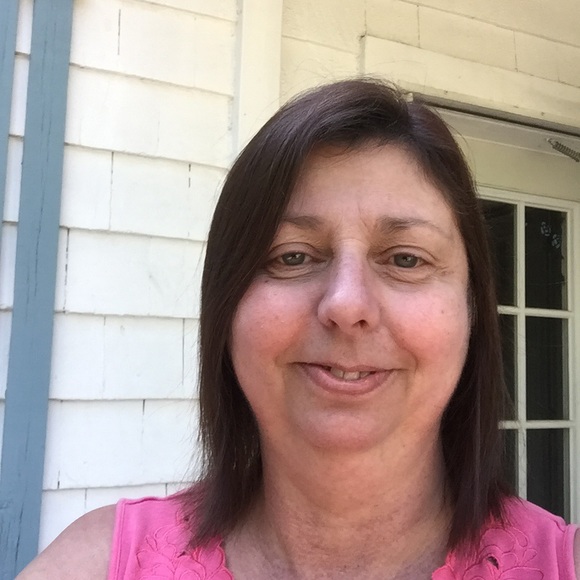 Profile Picture of Vickie Riesner (@peepch) on Poshmark