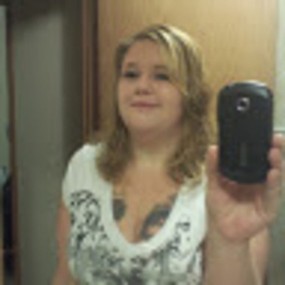 Profile Picture of Danielle Munroe (@danielle_munroe) on Poshmark