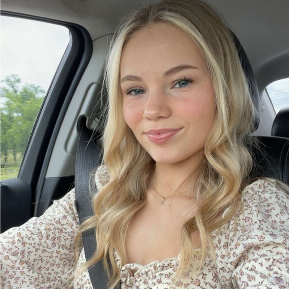 Profile Picture of Kylee Shutt (@krshutt25) on Poshmark