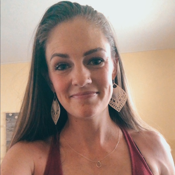 Profile Picture of Julia Hayden (@jbatinga) on Poshmark