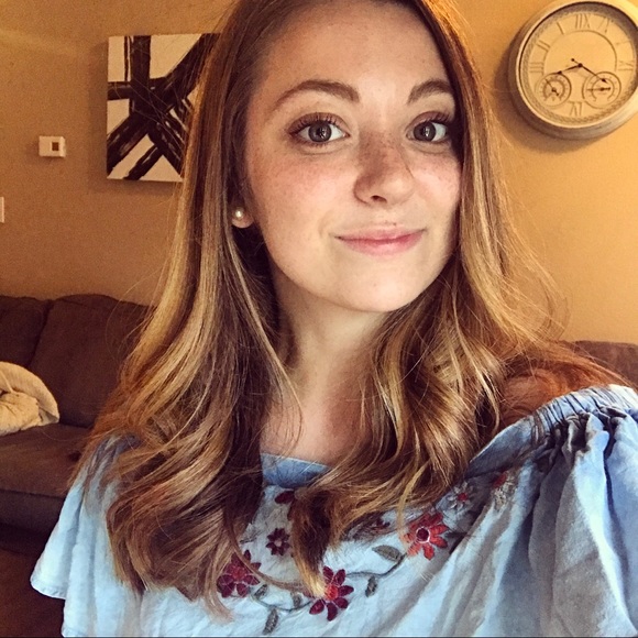 Profile Picture of Erin Byal (@ebyal) on Poshmark