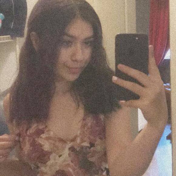 Profile Picture of Alexis Byrnes (@alexis_byrnes) on Poshmark