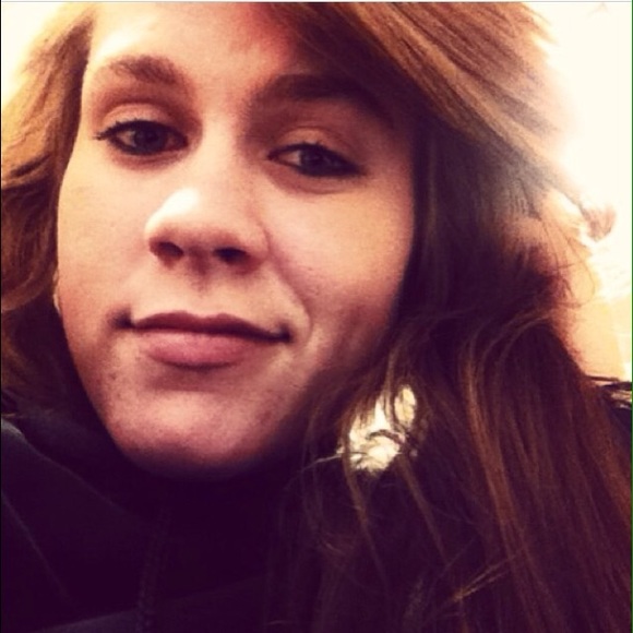 Profile Picture of Danielle Andrzejewski (@danielleandrz) on Poshmark