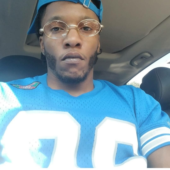 Profile Picture of Daniel Robertson (@drob2002) on Poshmark