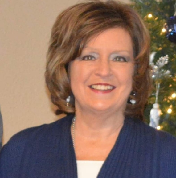 Profile Picture of Cindy Froehlich (@cindyfroehlich) on Poshmark