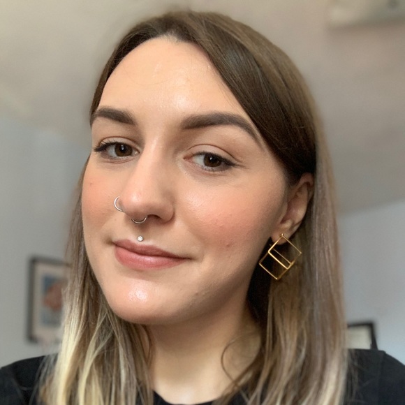 Profile Picture of Brianna Ives (@brianna_ives) on Poshmark