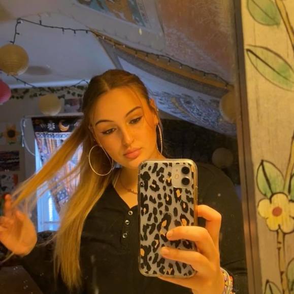 Profile Picture of Brookelle Mazzoli (@bmazzoli) on Poshmark