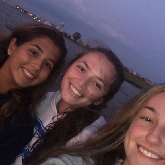 Profile Picture of Olivia Dowling (@livdowlingg) on Poshmark