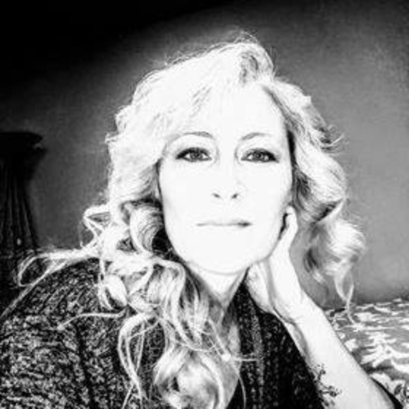 Profile Picture of Dawn Raymond (@idawnray) on Poshmark