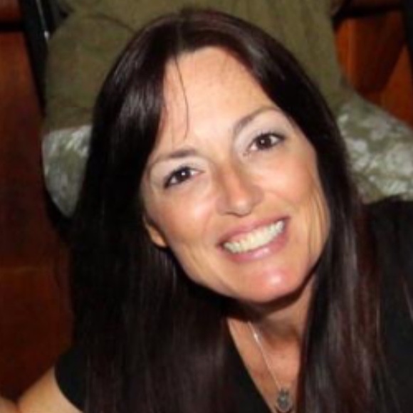 Profile Picture of Lisa Mirabelle (@lisvecc) on Poshmark