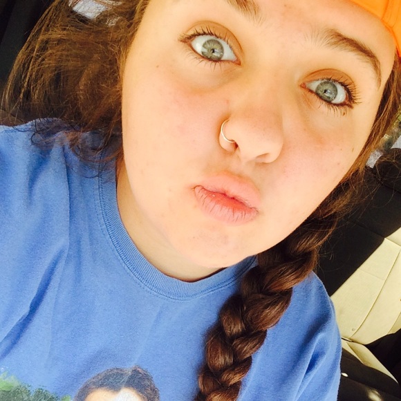 Profile Picture of Cheyanne Shellhammer (@cheyannnneeee) on Poshmark