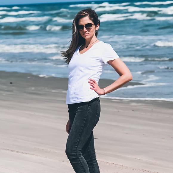 Profile Picture of Diana Barnes (@diana_barnes) on Poshmark