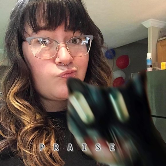 Profile Picture of Olivia Fouts (@ollins) on Poshmark