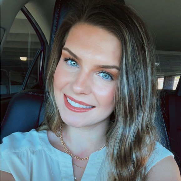 Profile Picture of Mckenzie Wright (@mckenzienw00) on Poshmark