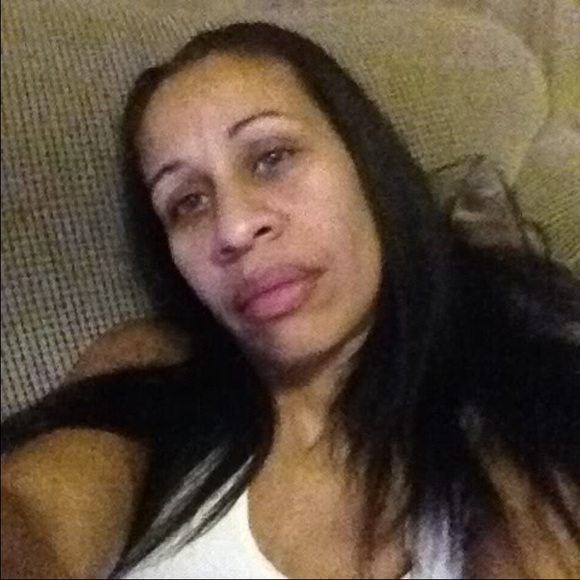 Profile Picture of Debora Figueiredo (@gr33ney3s) on Poshmark