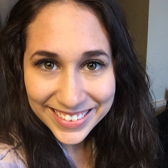 Profile Picture of Jessica Bertao (@jessicabertao) on Poshmark