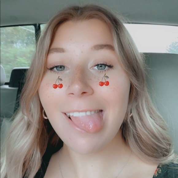 Profile Picture of Sage Kellagher (@sagekellagher) on Poshmark