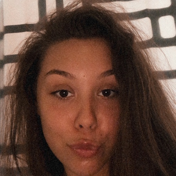 Profile Picture of Guilianna Shurtleff (@gshurtleff) on Poshmark
