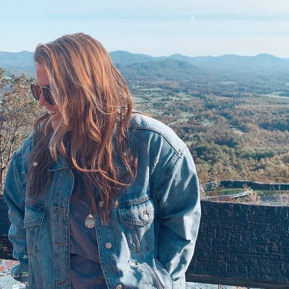 Profile Picture of Gillian Harper (@gillianharper) on Poshmark