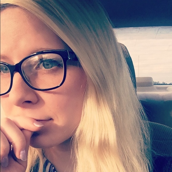 Profile Picture of Chloe Steele (@chloverkid) on Poshmark
