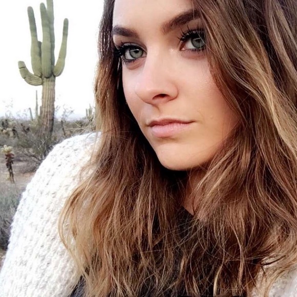 Profile Picture of Mavis Lind (@mavislind) on Poshmark