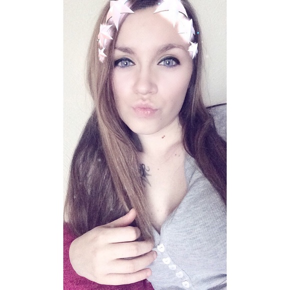 Profile Picture of Faith Poland (@faithlynn16) on Poshmark