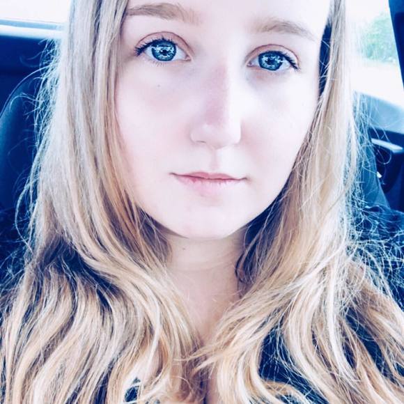 Profile Picture of Karinne Crete (@kcrete11) on Poshmark