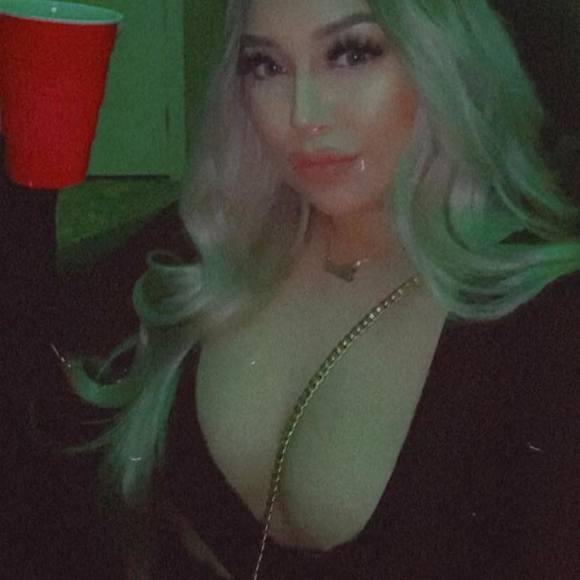 Profile Picture of Alexa Uribe (@lxxi1) on Poshmark