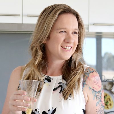 Profile Picture of Nikki Beal (@weirdlifeofus) on Twitter