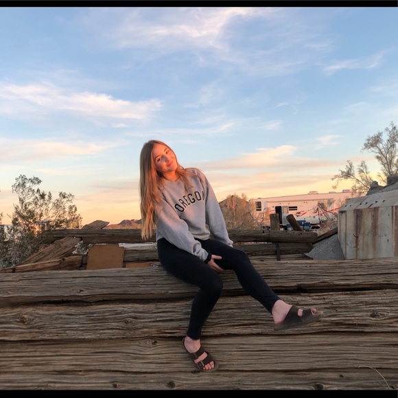 Profile Picture of Kylee Clarke (@kyleekclarke) on Poshmark
