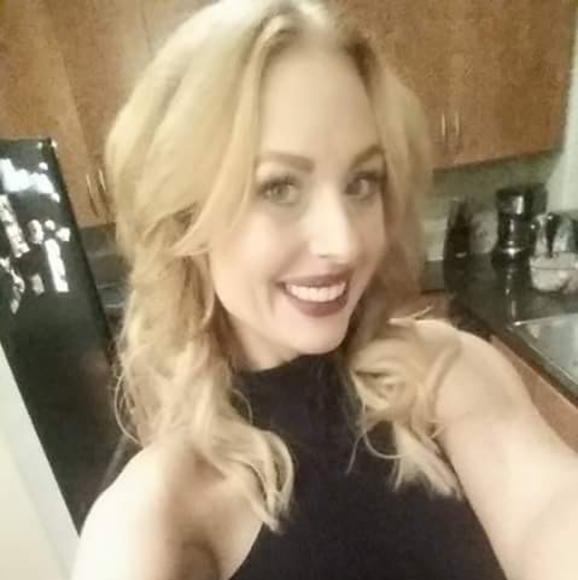 Profile Picture of Kelly Neven (@smelly_35) on Poshmark