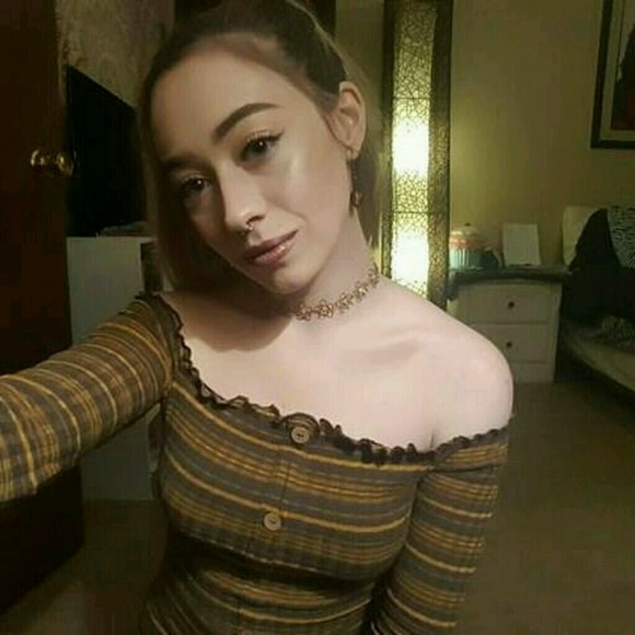 Profile Picture of Alexandra Roberts (@alexandrataeko) on Poshmark