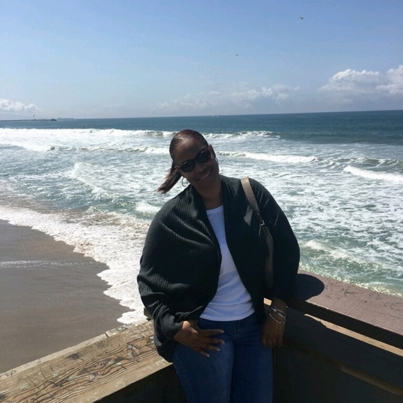 Profile Picture of Veronica Roach (@vlroach33) on Poshmark